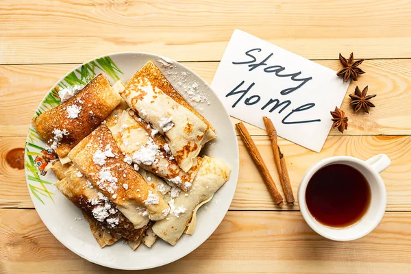 Smaklig Pannkaka Rullar Tekopp Och Kort Med Meddelande Hemma Träbord — Stockfoto