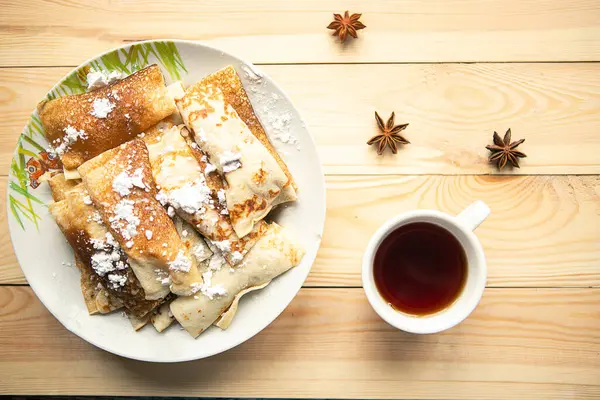 Rolos Panqueca Saborosos Xícara Chá Mesa Madeira Vista Superior Conceito — Fotografia de Stock