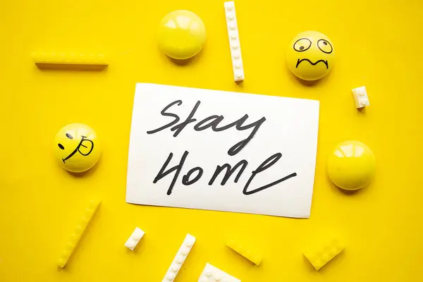 Tarjeta Con Texto Stay Home Constructor Juguetes Sobre Fondo Amarillo — Foto de Stock