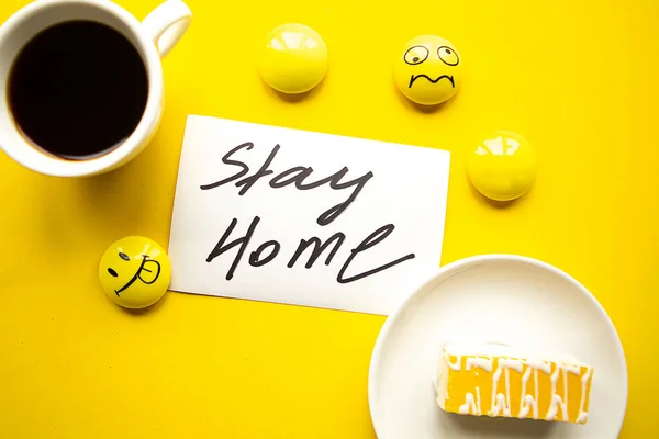 Tarjeta Con Texto Stay Home Tarta Taza Café Sobre Fondo — Foto de Stock