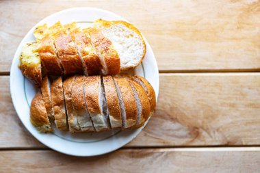 Ahşap zemin üzerinde dilimlenmiş beyaz ekmek, üst manzara