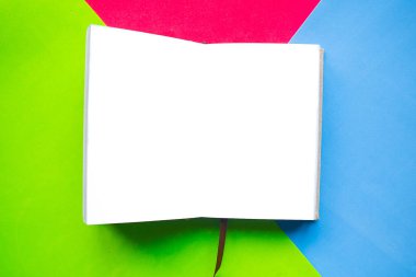 Renk arkaplanı üzerine maket defteri aç, küçük konsept