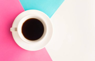 Geometrik beyaz, mavi ve pembe arka planda kahve fincanı. Uzayı kopyala Asgari konsept