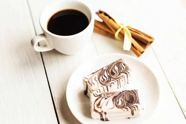 Färg Glaserade Kakor Och Kaffekopp Vit Bakgrund Platt Låg Ovanifrån — Stockfoto