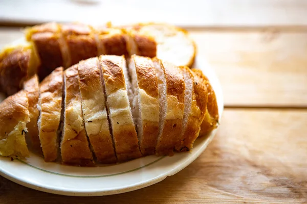 Ahşap Zemin Üzerinde Dilimlenmiş Beyaz Ekmek Üst Manzara — Stok fotoğraf