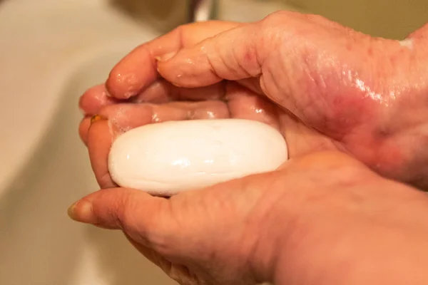 Vrouw Wast Haar Handen Met Zeep Onder Een Stroom Water — Stockfoto
