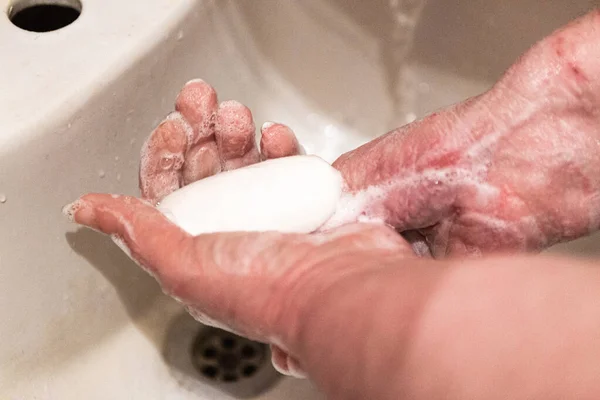 Mujer Lava Las Manos Con Jabón Bajo Chorro Agua Concepto —  Fotos de Stock