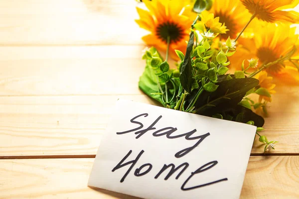 Tarjeta Con Mensaje Stay Home Flores Color Amarillo Brillante Sobre — Foto de Stock