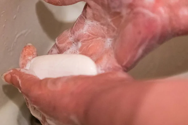 Mulher Lava Mãos Sob Uma Corrente Água Sabão Conceito Covid19 — Fotografia de Stock