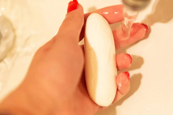 Kadın Ellerini Sabun Deresinin Altında Yıkıyor Covid19 Konsepti — Stok fotoğraf