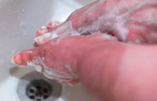 Μια Γυναίκα Πλένει Χέρια Της Σαπούνι Κάτω Από Ένα Ρυάκι — Φωτογραφία Αρχείου