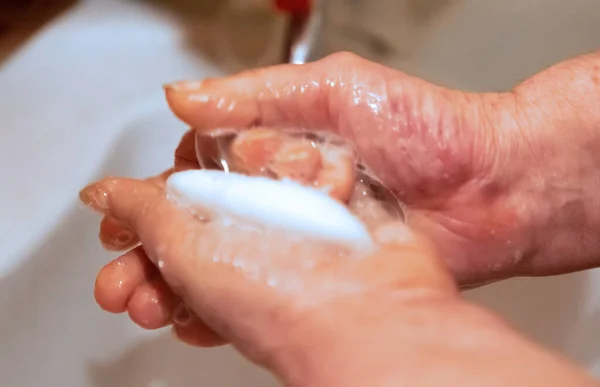 Kvinnan Tvättar Händerna Med Tvål Ström Vatten Koncept19 — Stockfoto