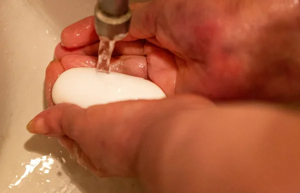 Kadın Ellerini Bir Deresinin Altında Sabunla Yıkıyor Covid19 Konsepti — Stok fotoğraf