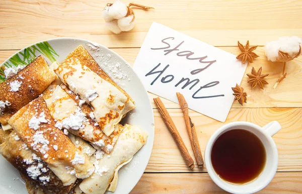 Gustosi Involtini Pancake Tazza Biglietto Con Messaggio Stay Home Sul — Foto Stock