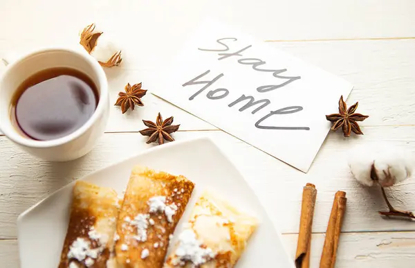 Leckere Pfannkuchenbrötchen Teetasse Und Karton Mit Der Botschaft Stay Home — Stockfoto