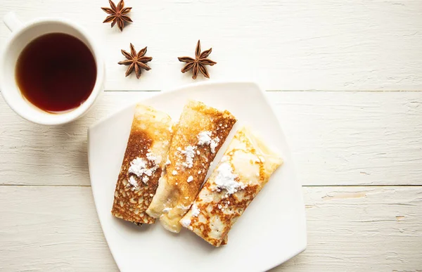 Smaklig Pannkaka Rullar Och Tekopp Och Träbord Högst Upp Karantänkoncept — Stockfoto