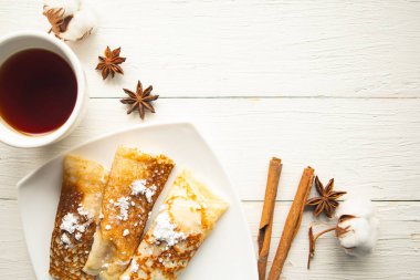 Lezzetli gözleme ruloları ve ahşap masada çay fincanı, üst manzara, ahşap arka plan