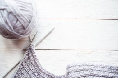Örgü, iğne ve ahşap arka planda gri iplik yumağı. Metin için alanı kopyala
