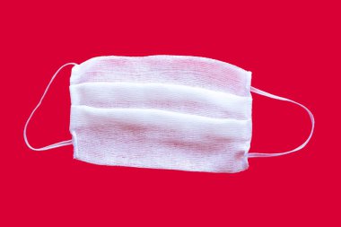 Parlak kırmızı arka planda tıbbi maske. Coronavirus konsepti