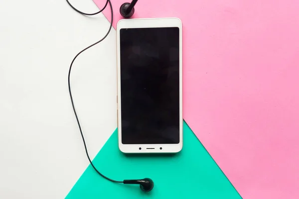 カラー背景にブラックモックアップ画面を持つ携帯電話 ミニマルなコンセプト — ストック写真
