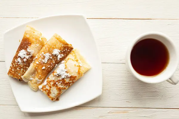 Smaklig Pannkaka Rullar Och Tekopp Träbord Ovanifrån Trä Bakgrund — Stockfoto