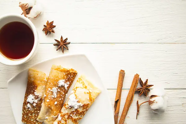 Smaklig Pannkaka Rullar Och Tekopp Träbord Ovanifrån Trä Bakgrund — Stockfoto