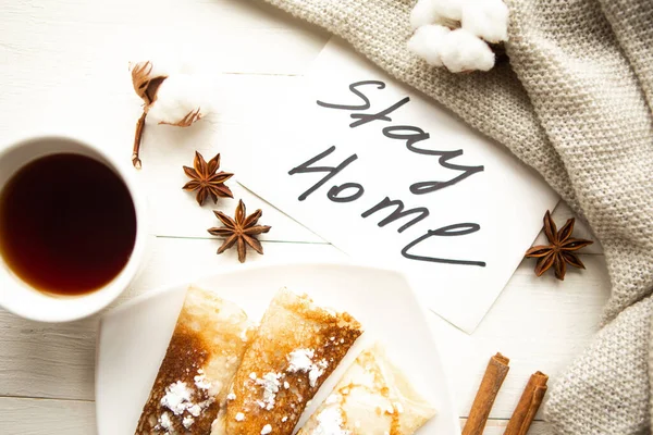 Leckere Pfannkuchenbrötchen Teetasse Und Karton Mit Der Botschaft Stay Home — Stockfoto