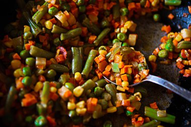 Tavada nefis kızarmış sebzeler, yakın plan.