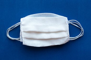 Koyu mavi arka planda tıbbi maske. Coronavirus konsepti