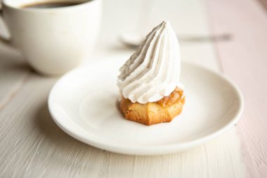 Kahve fincanı ve kek. Masada maytap var.