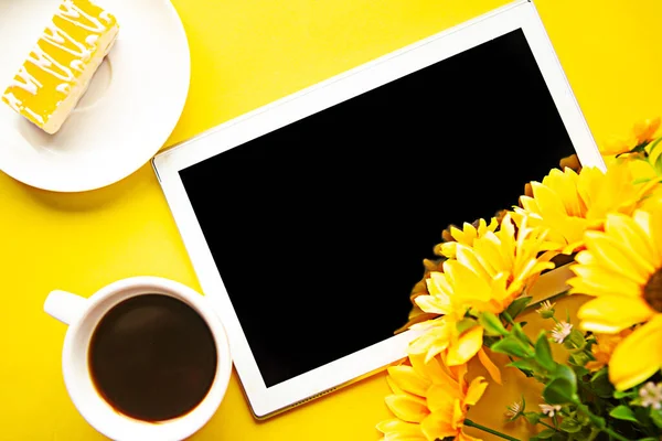 隔離コンセプト 明るい黄色の背景にコーヒーカップ ケーキ ブラックモックアップタブレットでフラットレイ写真 — ストック写真