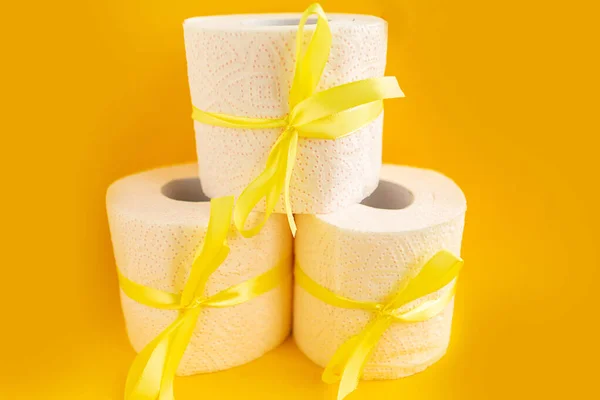 Rollos Papel Higiénico Arco Regalo Sobre Fondo Amarillo Brillante — Foto de Stock