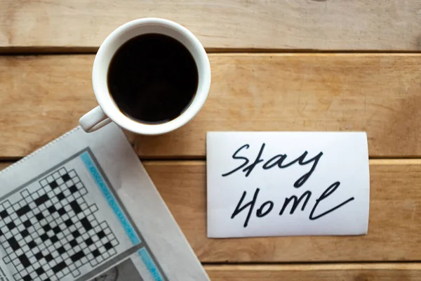 Café Periódico Sobre Fondo Madera Concepto Cuarentena Concepto Stay Home — Foto de Stock