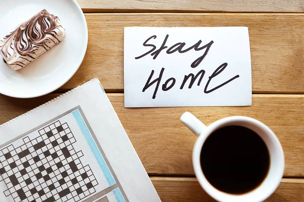 Café Periódico Sobre Fondo Madera Concepto Cuarentena Concepto Stay Home — Foto de Stock