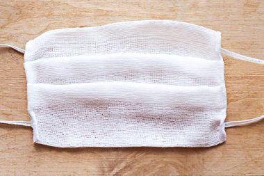 Tahta arka planda tıbbi maske. Covid-19 konsepti