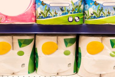 Dükkandaki tuvalet kağıtları payandalarda yuvarlanıyor.