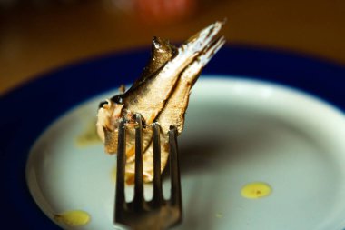 Çatala saplanmış yağ lekeleri.