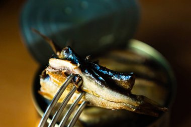 Çatala saplanmış yağ lekeleri.