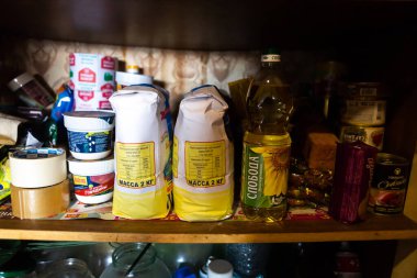 Minsk, Belarus - 13 Nisan 2020: rafta farklı yiyecekler var. Karantina konsepti. Kıyamet konsepti