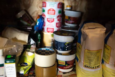 Minsk, Belarus - 13 Nisan 2020: rafta farklı yiyecekler var. Karantina konsepti. Kıyamet konsepti