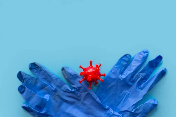 Медицинские Перчатки Красная Коронавирусная Модель Синем Фоне Ковид — стоковое фото