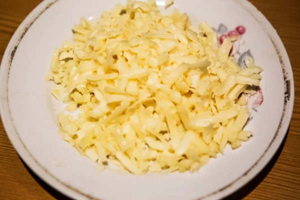 Mucchio Formaggio Grattugiato Sul Piatto Vista Dall Alto — Foto Stock