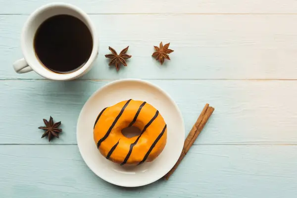 Kaffekopp Och Söt Glaserad Munk Bordet — Stockfoto