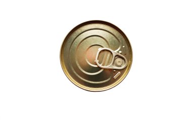 Beyaz arkaplanda kırpma yolu ile izole edilmiş teneke kutular