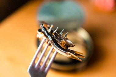 Çatala takılmış yağlı baltık lahanası.