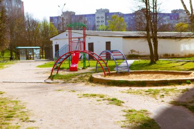 Şehrin merkezinde boş oyun alanı, karantina konsepti
