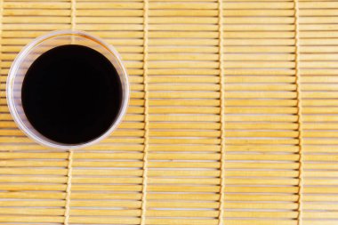 Suşi hasırı arkaplanındaki soya sosu, metin için kopyalama alanı