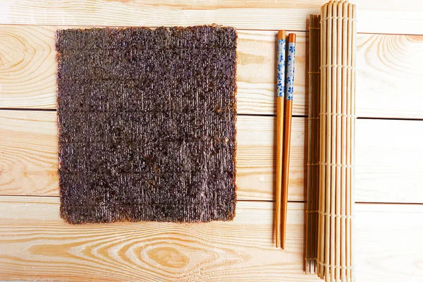 Sushi Wodorosty Mata Pałeczki Drewnianym Tle Kopiuj Miejsce Tekst — Zdjęcie stockowe
