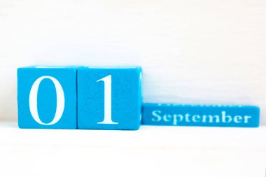 1 Eylül, ahşap arka plan. Tarih ay ve gün yazılı el yapımı ahşap küp takvimi