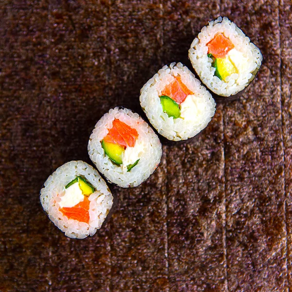 一套寿司卷在寿司海草背景 顶部视图 — 图库照片